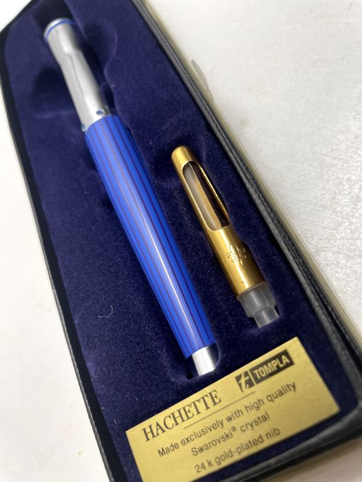 Sortido de canetas (esferográficas e tinta permanente) e lapiseiras