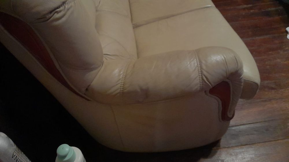 vendo conjunto de sofás de coro branco leitoso.