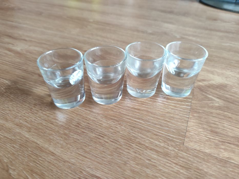 4 copos de shot absolut
