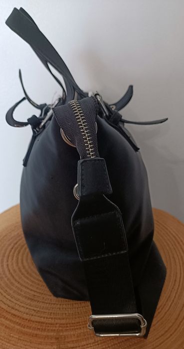 Bolsa preta em poliuretano com alça ajustável e design elegante