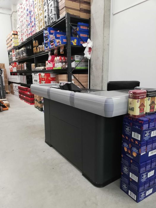 Стелажі для торгівлі (стелажі з гачками, касові зони, холодильники).