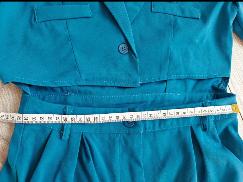 Kombinezon od PrettyLittleThing w intensywnym, niebieskim kolorze