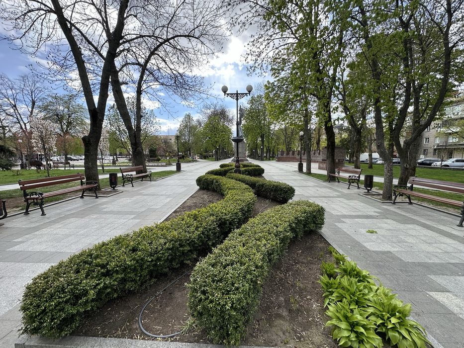 Продаж 2 кімнатної квартири 1 поверх (можливо під офіс), сквер Бабаєва ,центр міста паркова зона