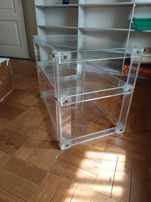 Mesa de centro em acrílico estilo retro