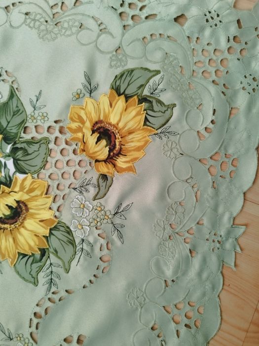 Wyszywany obrus w kwiaty kwadrat