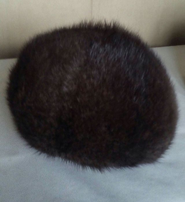 Головные уборы и воротники меховые.