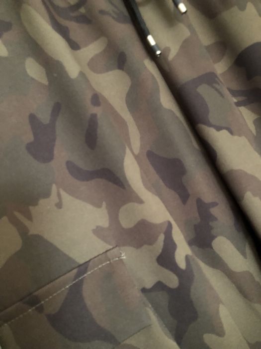 Conjunto casaco e calça cargo cor tropa