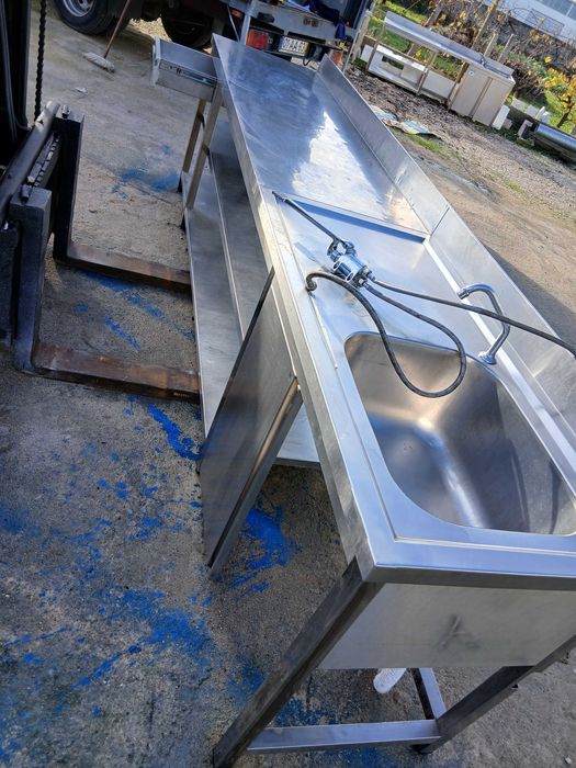 Bancadas de inox com diversas medidas.