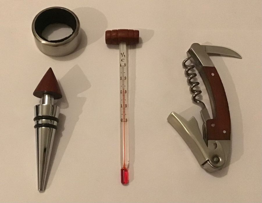 Wine set including corkscrew, etc.426134091072819203
