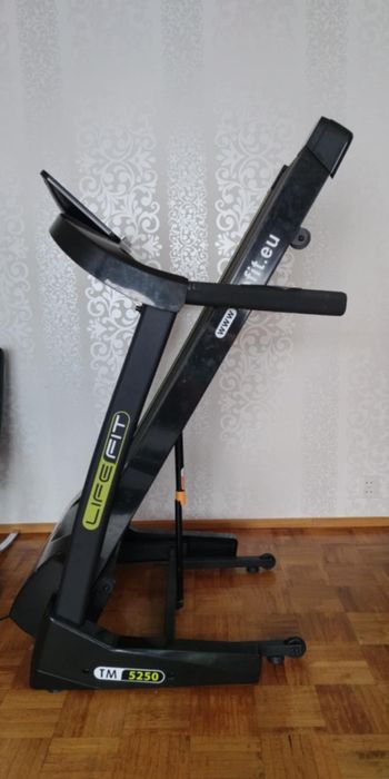 Професійна бігова доріжка LIFEFIT