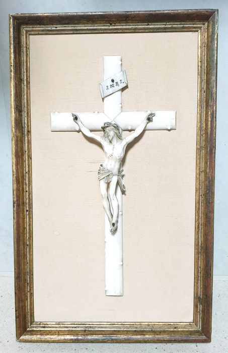 Maravilhoso raro precioso crucifixo esculpido do Sec. XVIII emoldurado