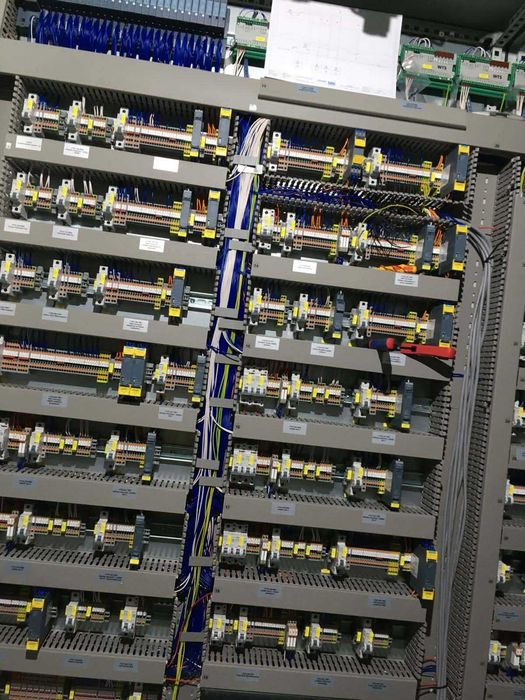 Prefabrykacja i składanie przemysłowych szaf sterowniczych