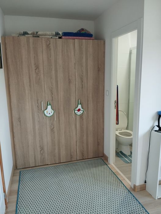 Alugo quarto , com acesso independente.