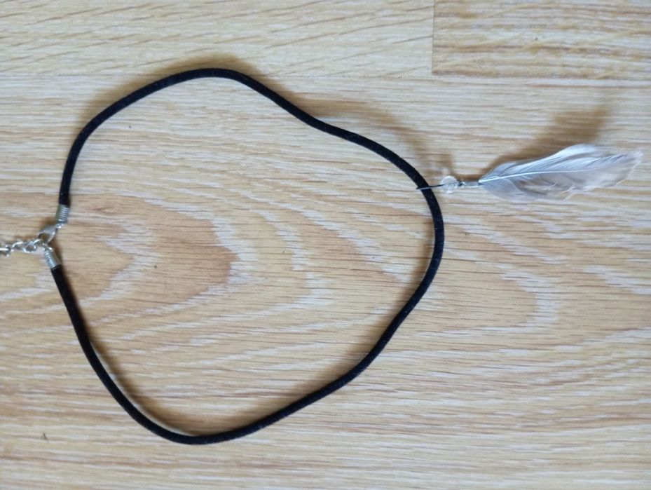 Czarny choker z zawieszką piórko