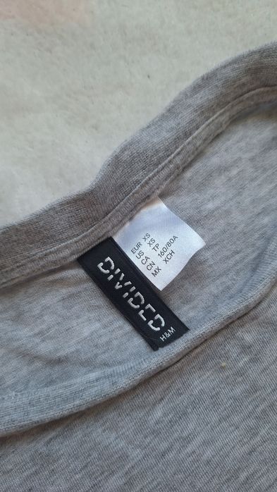 Szara krótka bluzka z napisem Feminist H&M