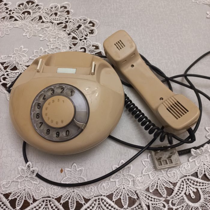 Stary telefon z prl