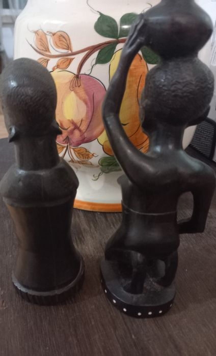 Duas peças africanas esculpidas à  mão  , originárias de Moçambique