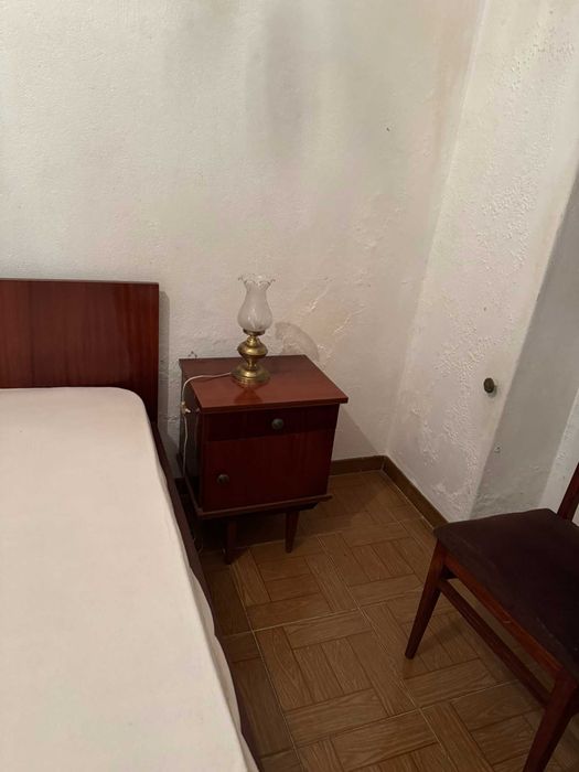 Mobilia de quarto com cama de casal e colchão
