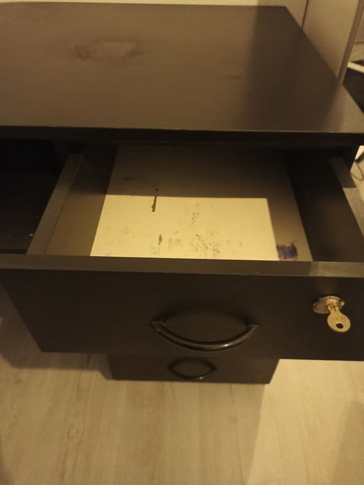Biurko czarne (120x60) z szufladami i wysuwaną półka + fotel gratis