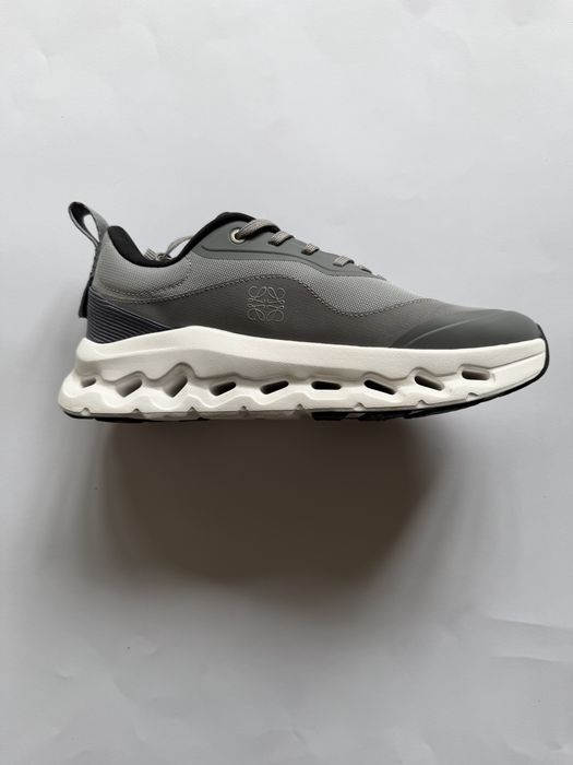 On  Running cloud x Loewe сірі