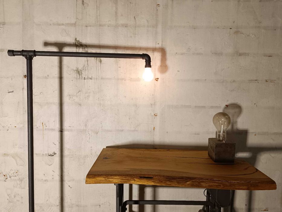Candeeiro de pé vintage industrial novo