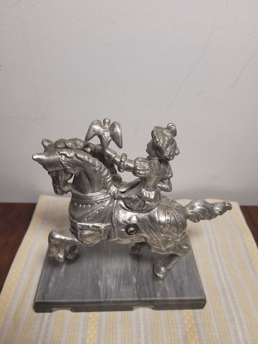 Stara figura metalowa Kobiety z sokołem na podstawie kamiennej