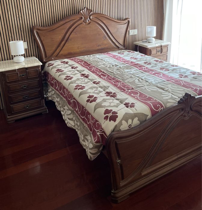 Vendo cama de casal com mesinhas