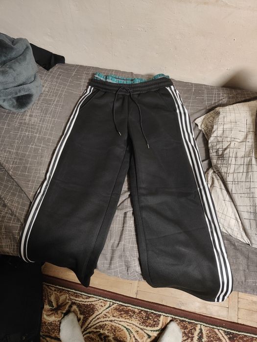 штаны широкие с торчащими "трусами"