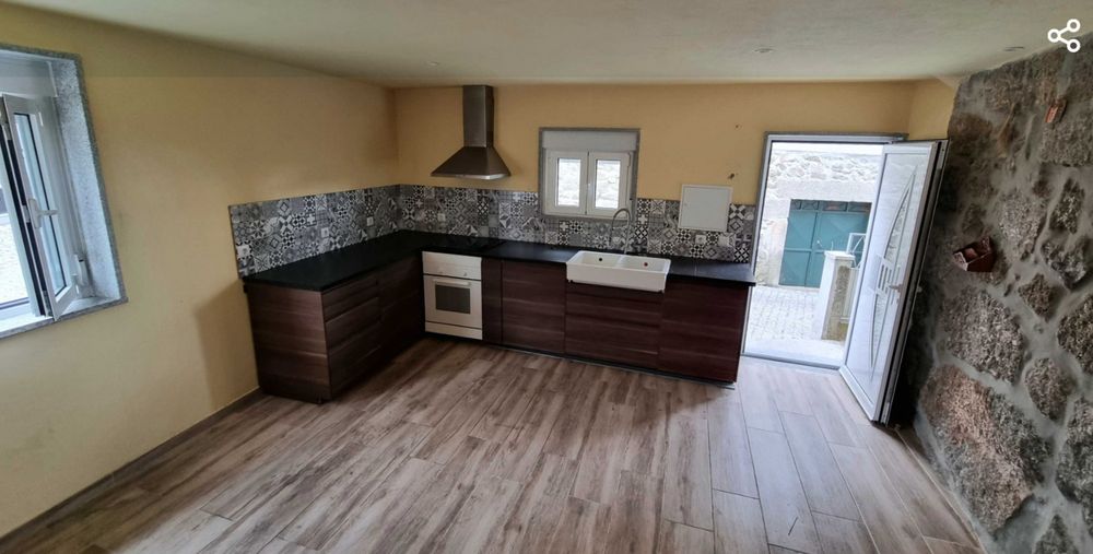 Alugo T1 , rés do chão de casa renovada