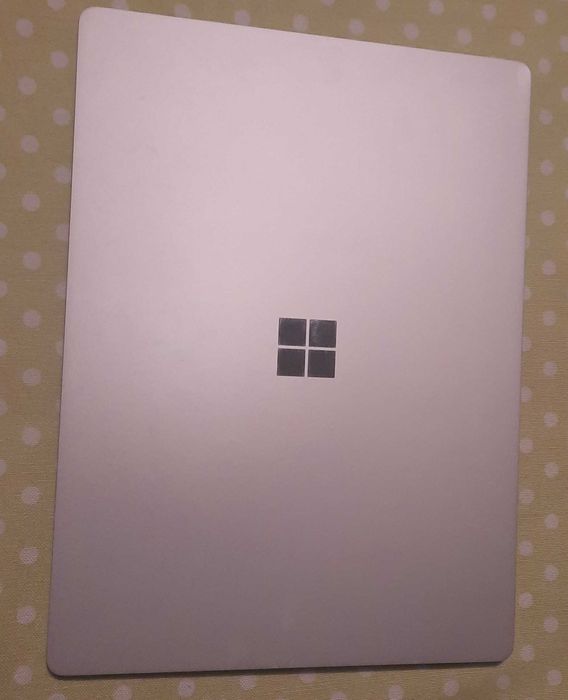 Surface Laptop - BROKEN (won't power on)64284594585731122
