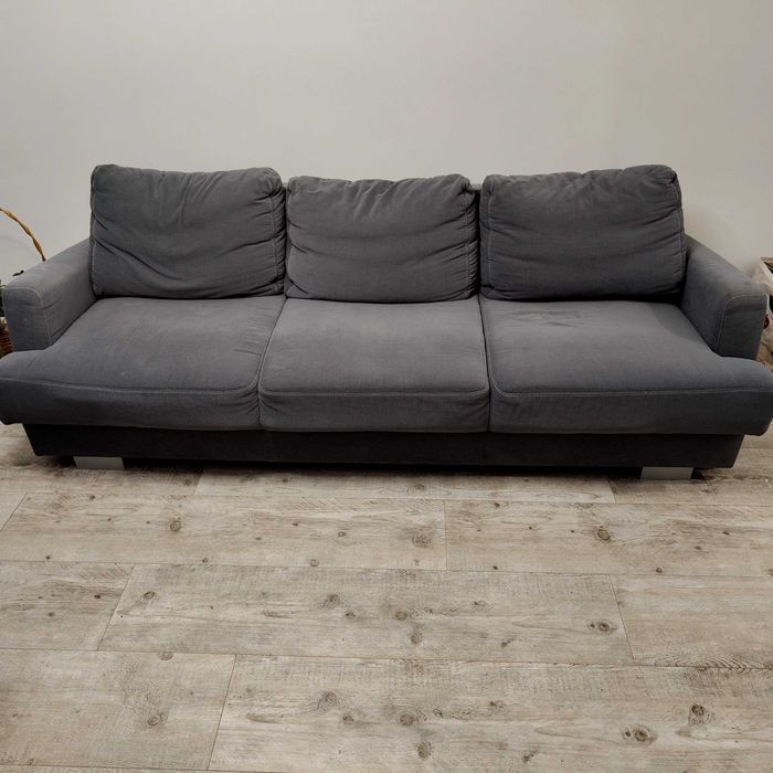 Szara kanapa z poduszkami