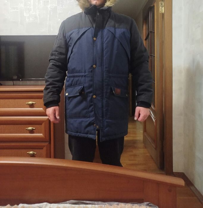 Продам  парка синьо-чорного кольору з хутровим капюшоном
