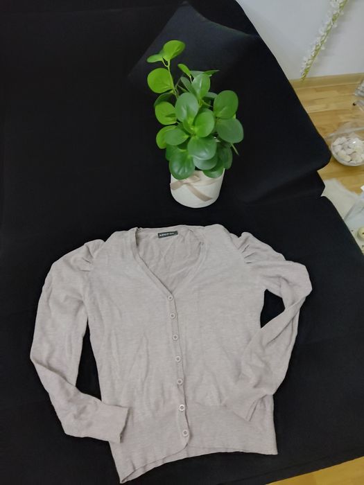 Sweterek beżowy rozpinany na guziki