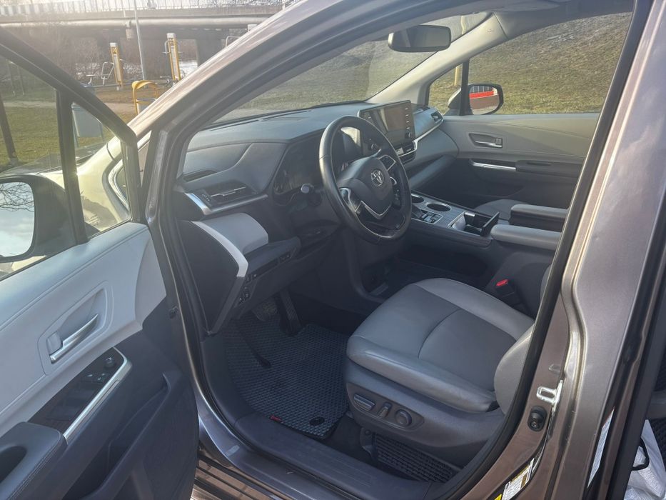Toyota Sienna hybrid AWD 2021 XLE 7 osób.