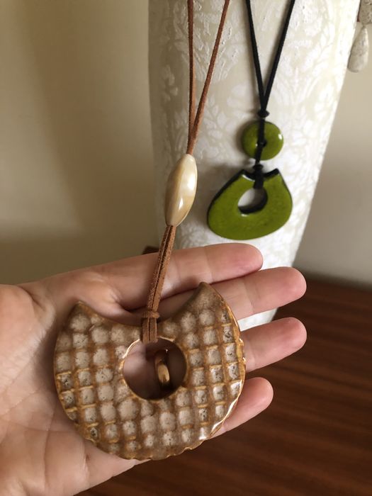 Colares em ceramica novos