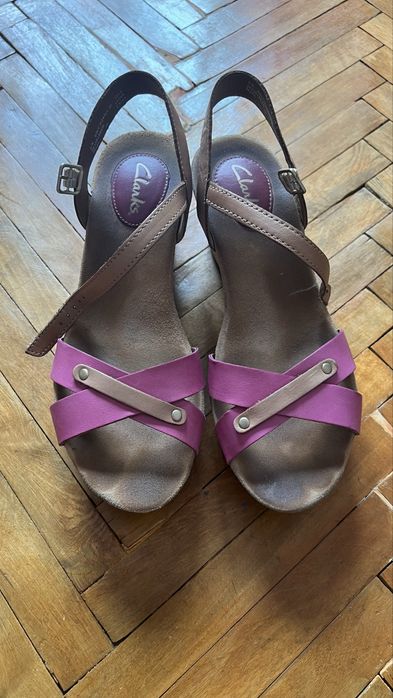 Босоніжки на танкетці Clarks