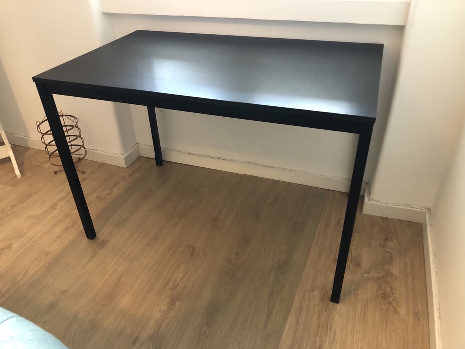 Mesa IKEA preta 110x67cm