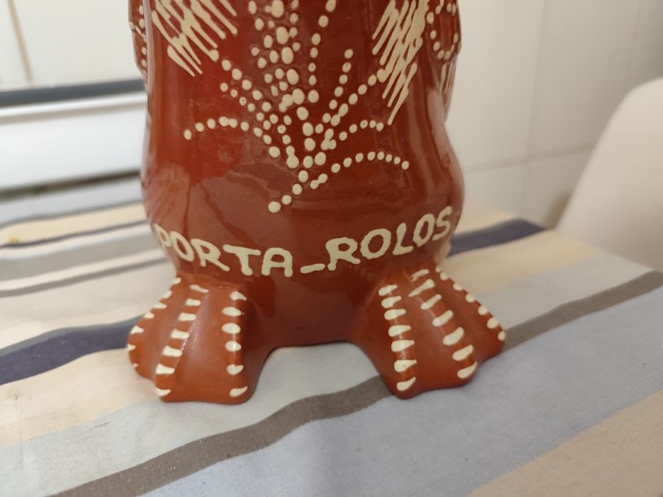 Pato porta rolos em barro.