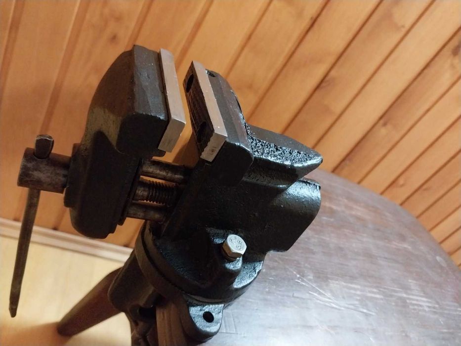 Лещата тиски СРСР тески поворотні губки 65