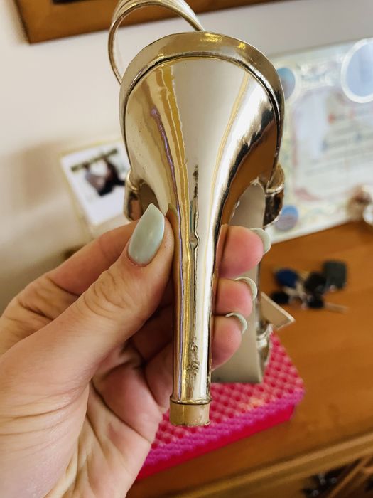 Buty sandałki na obcasie zlote