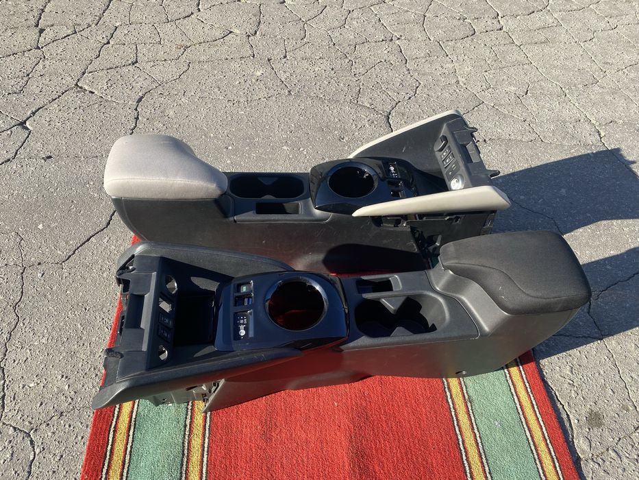 Консоль, підлокітник на ніссан ліф 18-24 р.