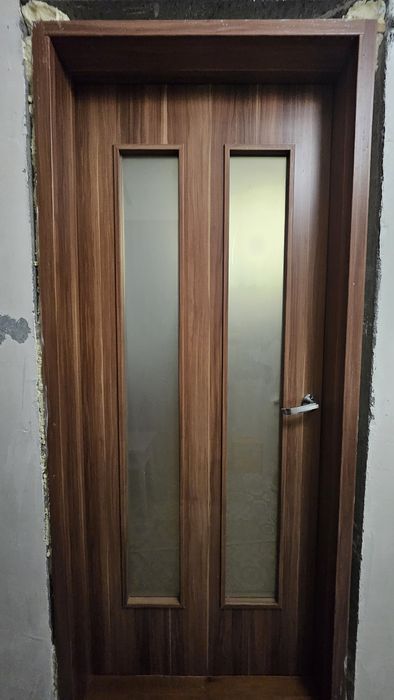 Міжкімнатні двері від забудовника. Внутрішній розмір рами  780 × 1960.