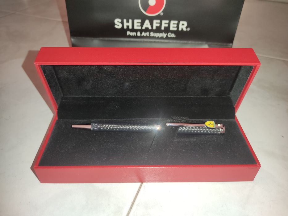 Caneta  Ferrari com estojo