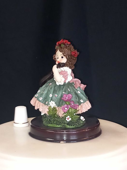 Estatueta decorativa, menina a tocar viola