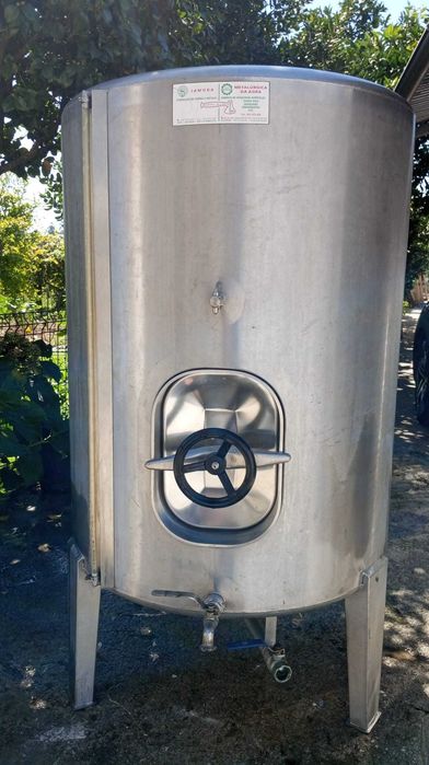 Vendo cuba com capacidade de 500 litros, em bom estado e adequada para diversos tipos de utilização.