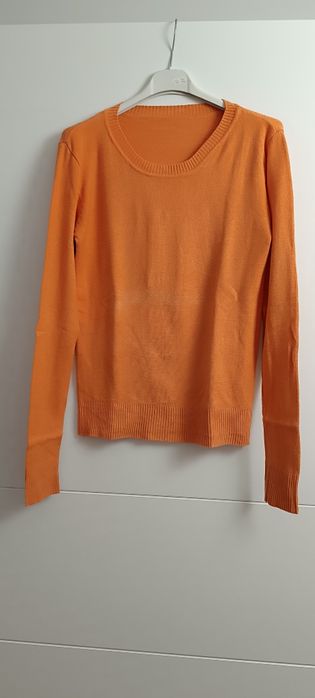 Camisola cor de laranja tamanho M. Usada. Tem uma marca à frente com m