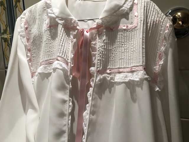 Elegante robe feminino em seda branca com detalhes  em renda
