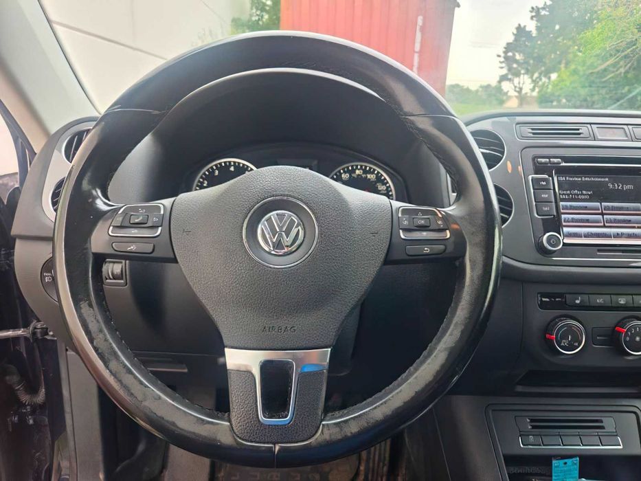 Volkswagen Tiguan Sport      2015