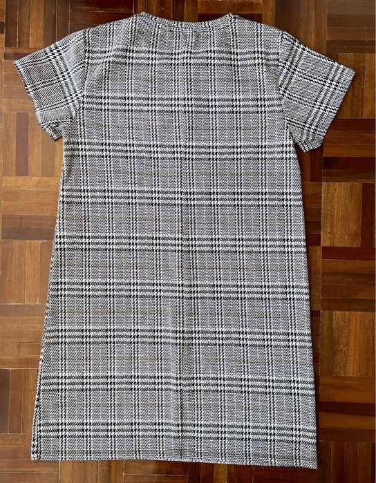 Vestido preto e branco com bordado floral (Zara, tamanho M)