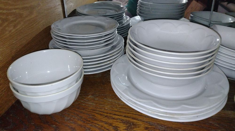 Набори посуду різні.